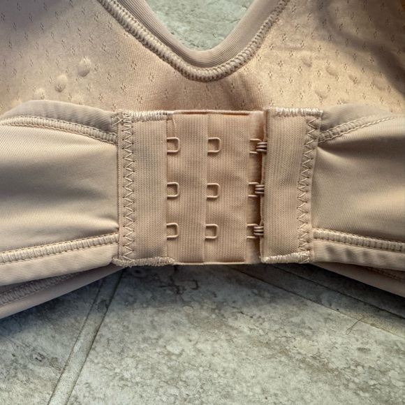 Seamless Breathable Lightly Padded Nude Bra- 38C - Picture 5 of 8